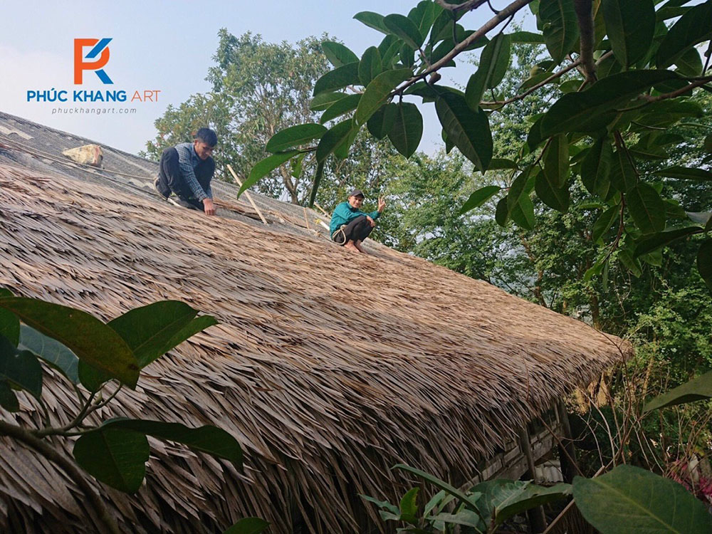  thi công phần mái của nhà sàn sử dụng tranh nhân tạo để lợp mái nhà sàn